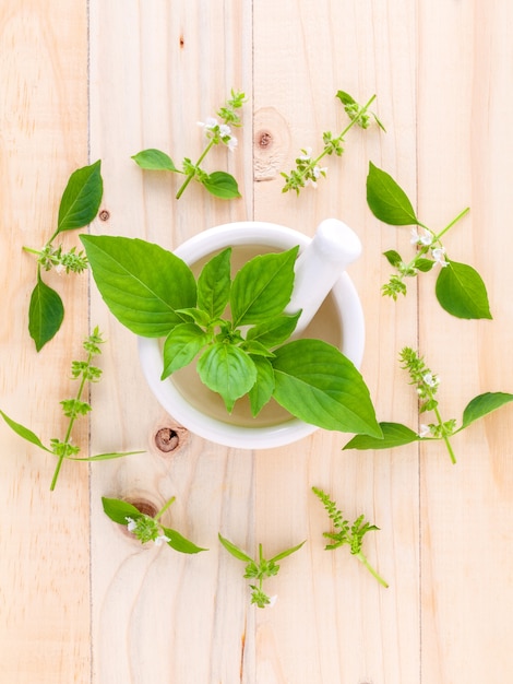 El círculo de limón hoja de albahaca sobre fondo de madera.