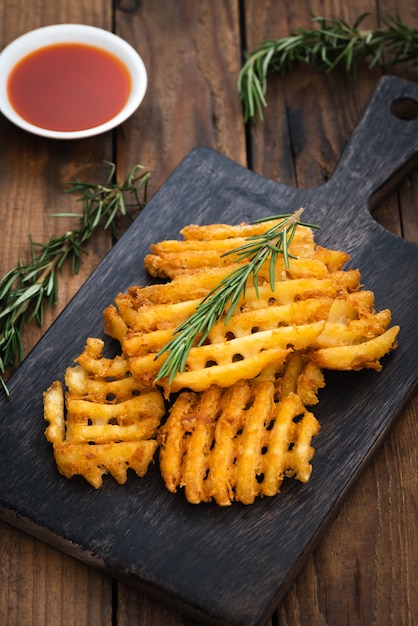 Círculo de papas fritas sobre madera