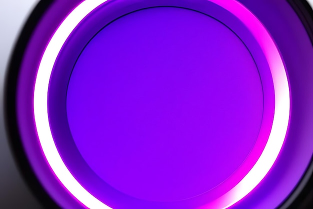 un círculo púrpura con una luz púrpura a su alrededor