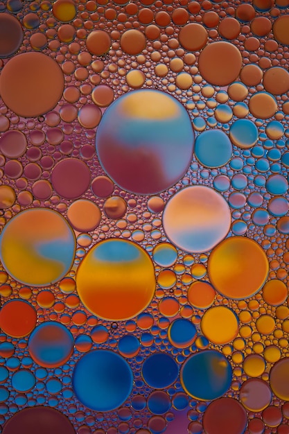 círculos de aceite multicolores en el fondo colorido del agua