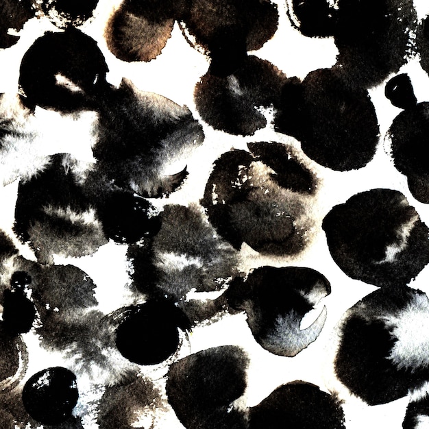 Foto círculos asimétricos de tinta negra y manchas de flujo de pintura. fondo monocromo con textura artística.