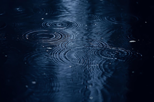 Círculos de charco de lluvia, fondo abstracto aqua, textura agua de otoño