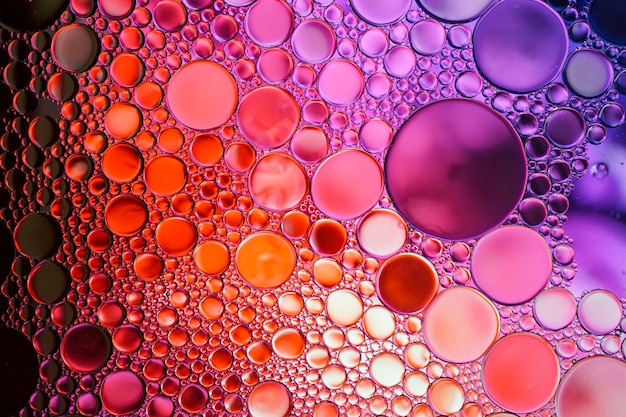 círculos de óleo multicoloridos no fundo abstrato de água