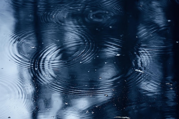 círculos de poça de chuva, fundo abstrato aqua, textura outono água