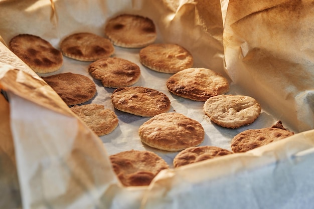 Los círculos de masa están listos después de hornearlos como aperitivo con queso ricotta y tomates cherry