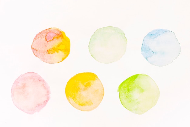 Círculos pintados con acuarela de colores