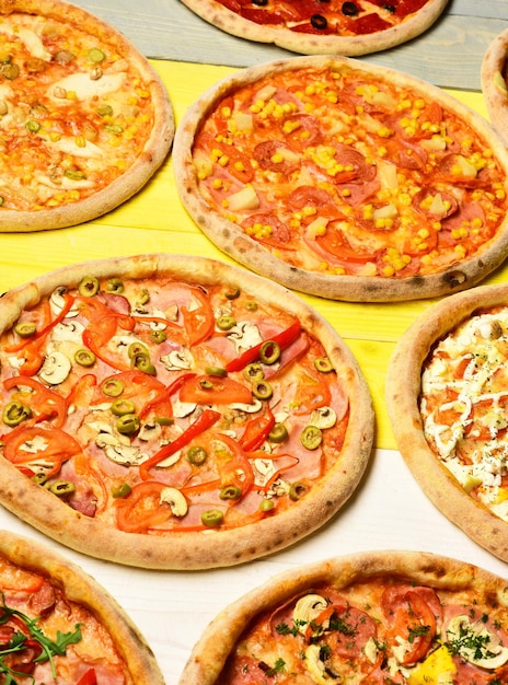 Círculos de pizza con carne, champiñones, tomates y queso sobre fondo claro Comida para llevar con varios ingredientes y bordes crujientes Juego de pizza diferente para el menú Concepto de restaurante de comida rápida