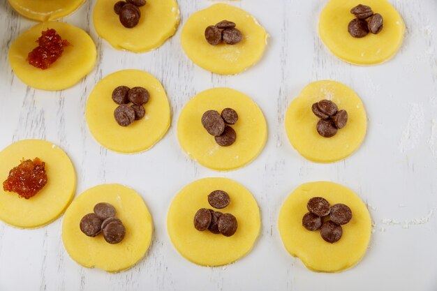 Circunde os biscoitos da massa do shortbread com as microplaquetas de chocolate preparadas cozendo.