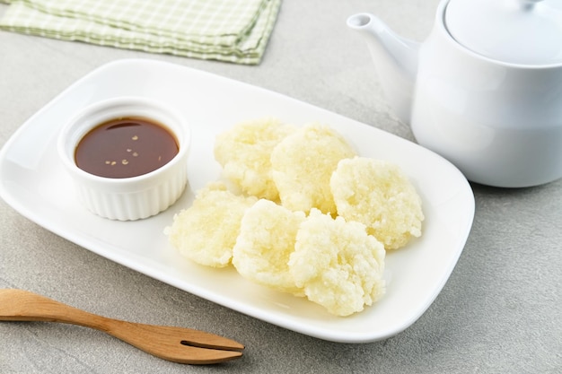 Cireng, un bocadillo salado de Java Occidental, Indonesia, elaborado con harina de tapioca, servido con salsa picante