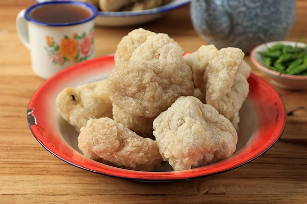 Foto cireng es un bocadillo tradicional indonesio