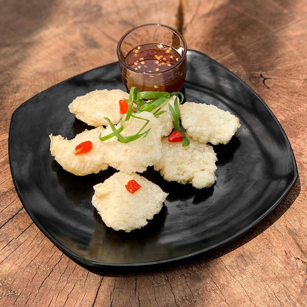 Foto cireng rujak es un alimento tradicional indonesio