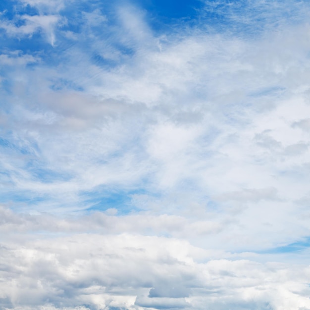 Cirros y cúmulos de nubes blancas en el cielo azul