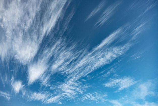 Cirros fofos cênicos e nuvens stratus no céu azul