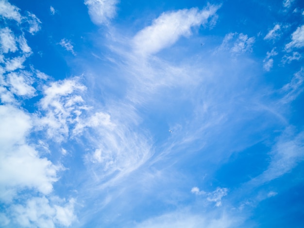 Cirrus- und Cirrocumuluswolken im blauen Himmel