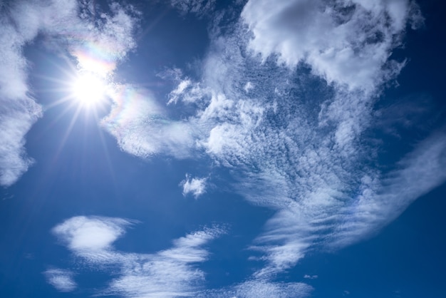 Cirruswolke / blauer Himmel und Wolken.