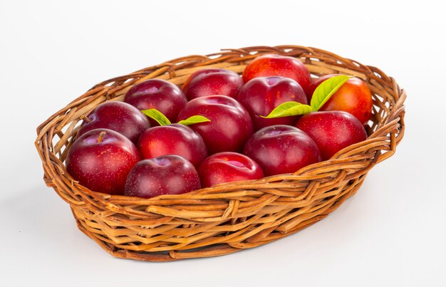 ciruela roja cereza sobre fondo blanco