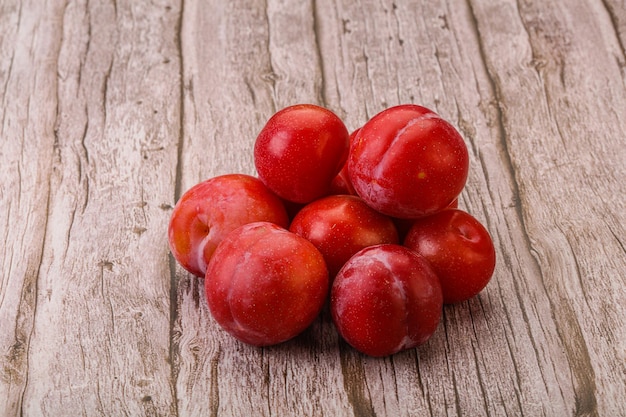 Ciruela roja sabrosa dulce madura