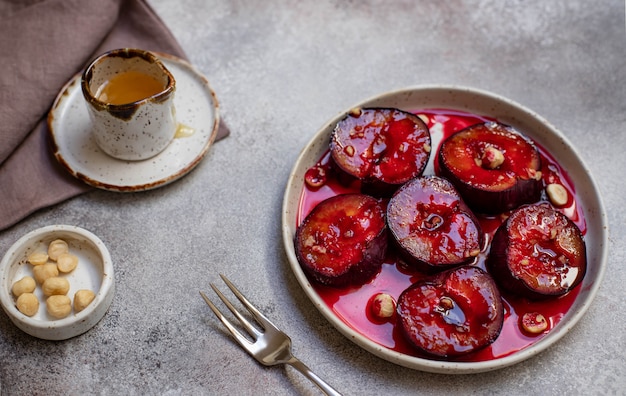 Ciruelas al horno con miel, canela y avellanas