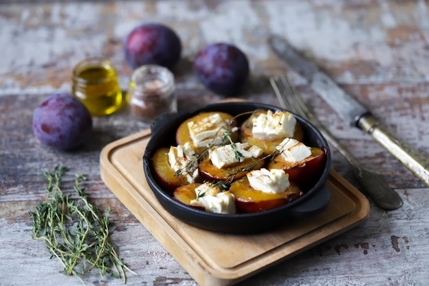 Ciruelas al horno con queso blanco y hierbas