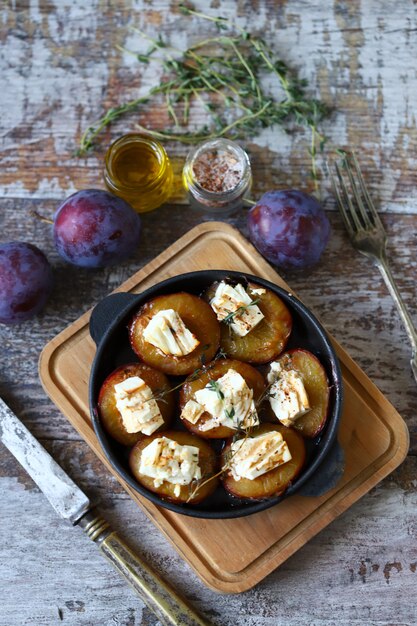 Ciruelas al horno con queso blanco y hierbas