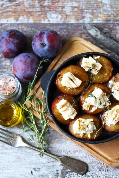 Ciruelas al horno con queso blanco y hierbas