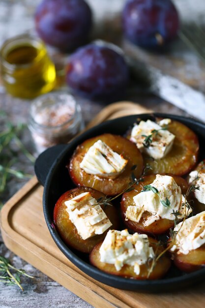 Ciruelas al horno con queso blanco