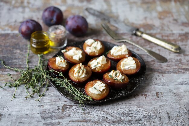 Ciruelas al horno con queso blanco