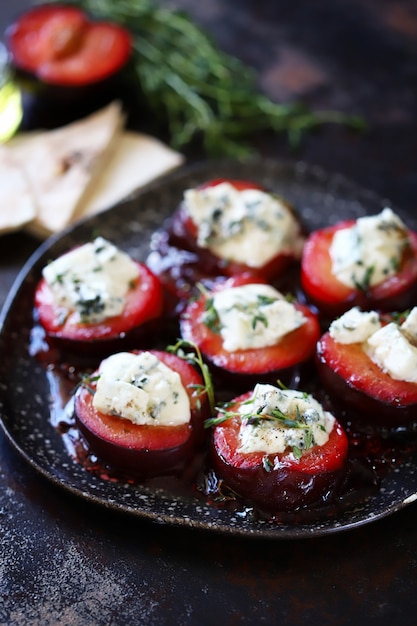 Ciruelas al horno con queso dor azul y tomillo