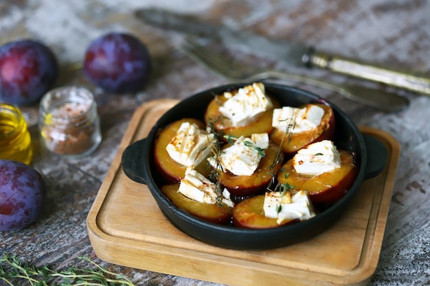 Ciruelas al horno con queso feta y tomillo