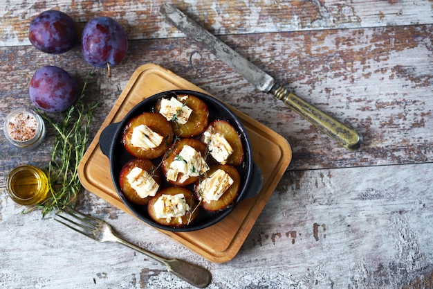 Ciruelas al horno con queso feta y tomillo