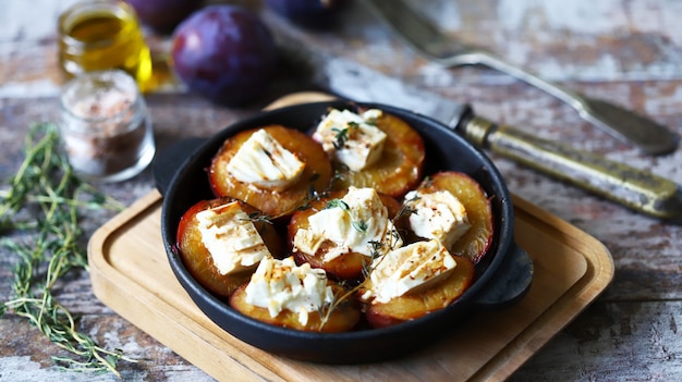 Ciruelas al horno con queso feta y tomillo