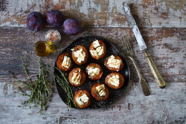 Ciruelas al horno con queso feta y tomillo