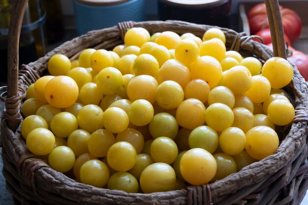 Ciruelas amarillas orgánicas en una cesta