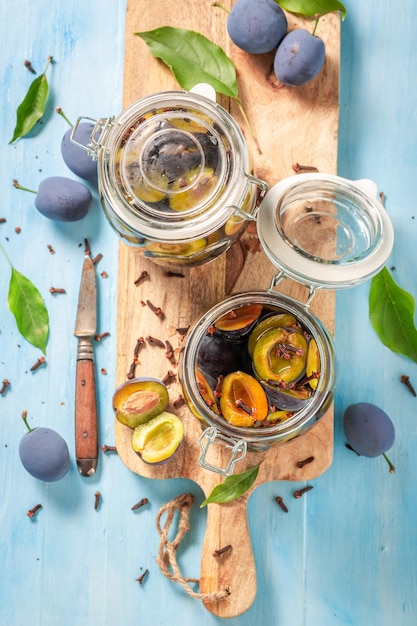 Ciruelas en escabeche caseras y saludables en tarro con especias