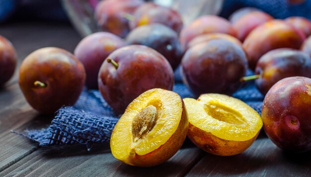 ciruelas frescas maduras en una mesa de primer plano