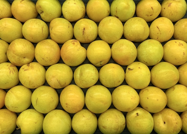 Ciruelas frescas en el mercado