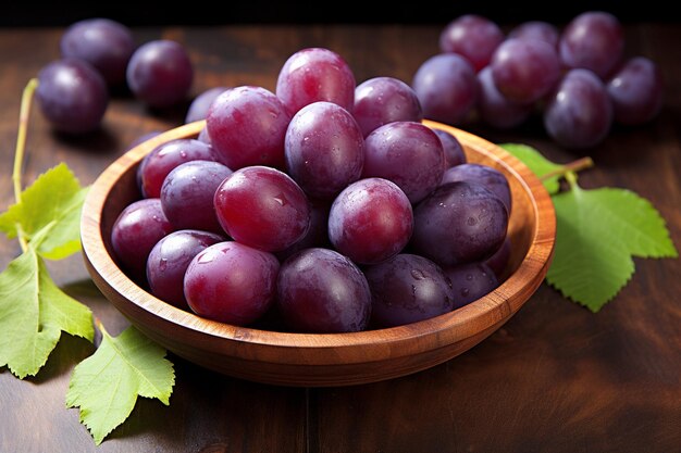 Ciruelas frescas y un ramo de uvas en el mantel