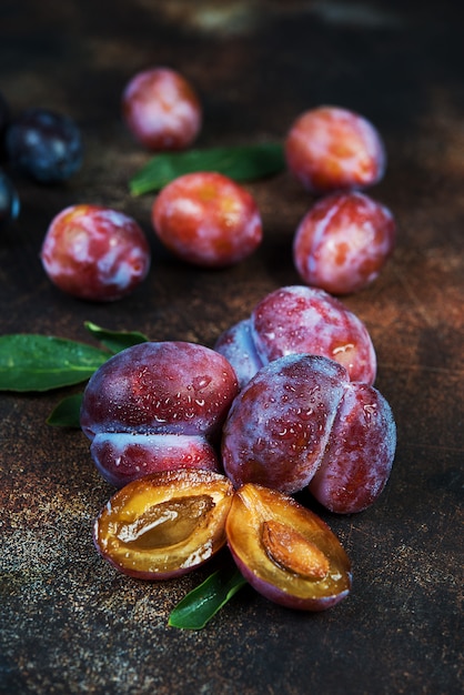 Ciruelas frescas de temporada con gotas de agua