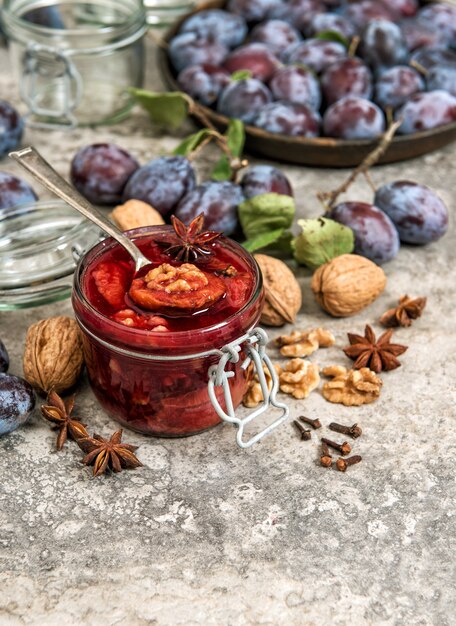 Ciruelas nueces mermelada especias en tarro Mermelada de frutas