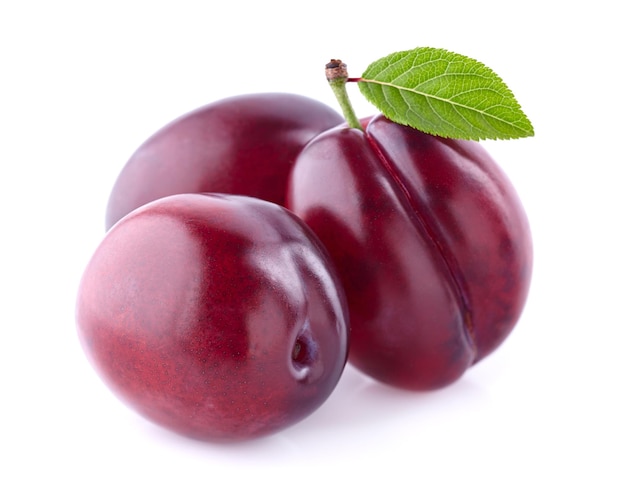 Ciruelas rojas con hojas