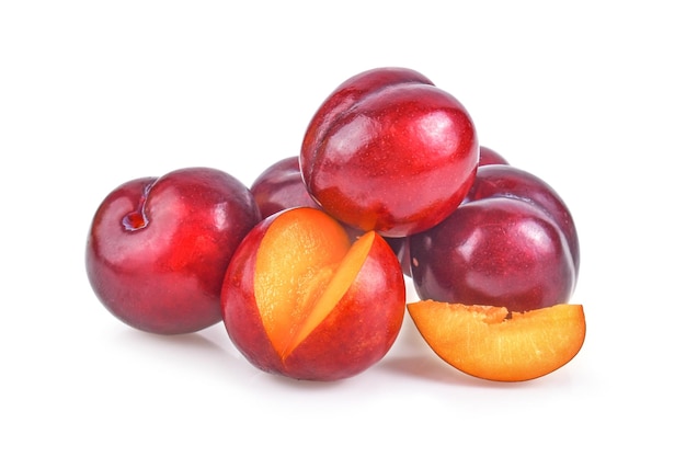 Ciruelo de cereza rojo aislado sobre fondo blanco