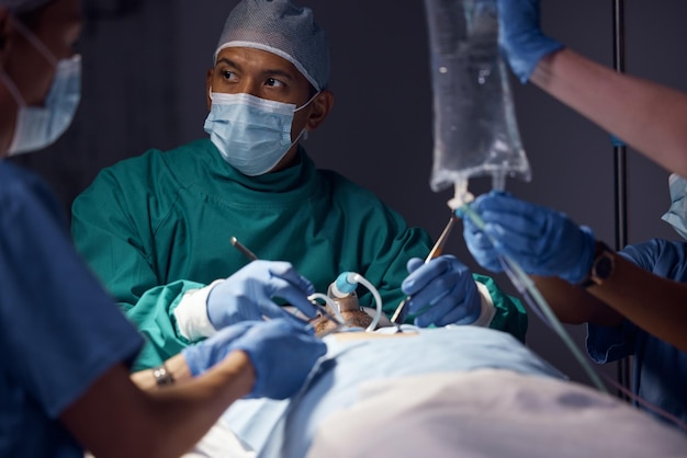 Cirugía colaboración hombre o cirujano operación hospital ayuda de emergencia o experto que ayuda a apoyar y curar al paciente Procedimiento médico lesión por accidente o médicos de atención médica que salvan al cliente por la noche