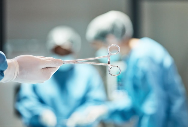 Cirugía de tijeras de hospital y equipo de médicos en el quirófano para la innovación de confianza médica o apoyo con antecedentes de seguro de salud Herramientas de mano cirujano o enfermera ayudando en el quirófano