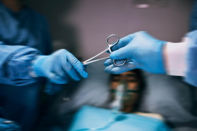 Foto cirugía de tijeras de hospital y manos de los médicos en el quirófano para trabajo en equipo de apoyo médico o paciente con zoom de atención médica trabajo en equipo médico, enfermero o cirujano dando herramientas y ayudando en el quirófano