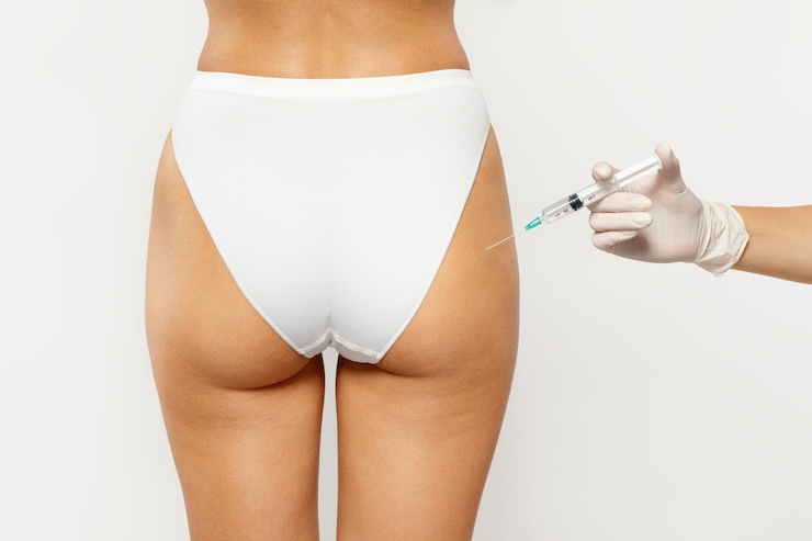 Foto un cirujano de belleza profesional con guantes le hace una inyección a una mujer del milenio para una cirugía plástica.
