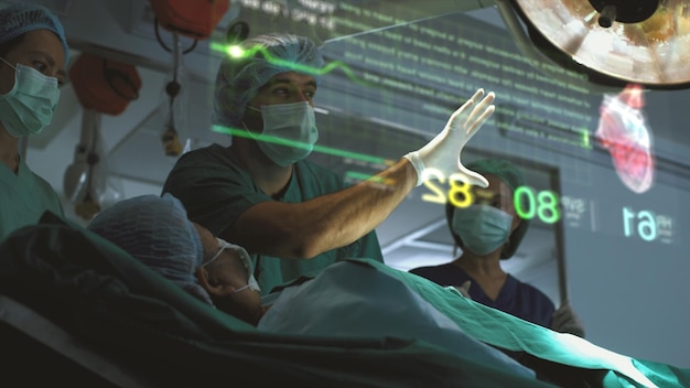 Un cirujano diagnostica un problema cardíaco de una mujer a través de un escaneo holográfico del cuerpo antes del procedimiento quirúrgico