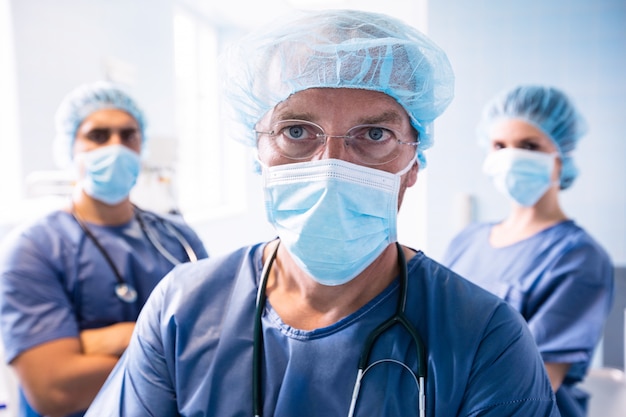 Cirujano y enfermeras de pie en el hospital