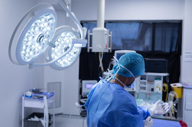 Cirujano con guantes médicos en la sala de operaciones