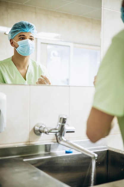 Foto cirujano lavándose las manos preparándose para la operación