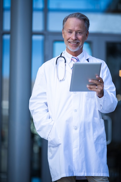 Cirujano masculino con tableta digital
